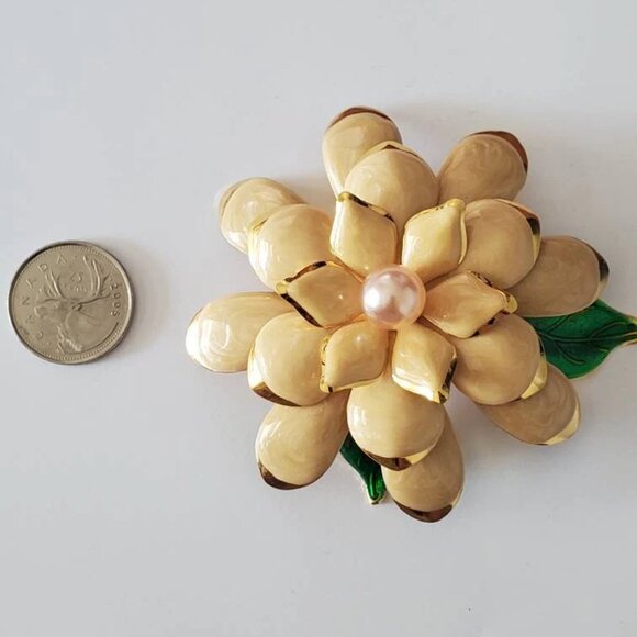 Large Statement Signed Joan Rivers Brooch Floral with Faux Pearl - Picture 9 of 9